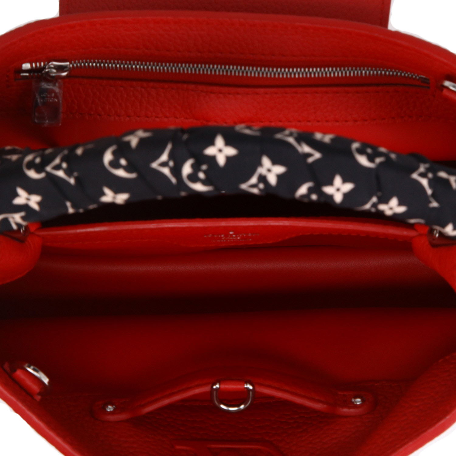 Sac à main Louis Vuitton  Capucines BB en cuir grainé rouge - Detail D3