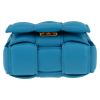 Bolso bandolera Bottega Veneta  Cassette en cuero intrecciato azul - Detail D1 thumbnail