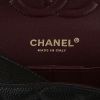 Bolso de mano Chanel  Timeless Classic en cuero granulado acolchado negro - Detail D2 thumbnail
