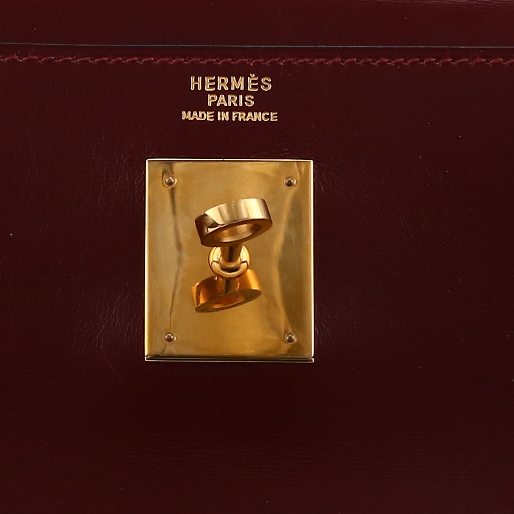 Bolso de mano Hermès  Kelly 32 cm en cuero box color burdeos - Detail D2