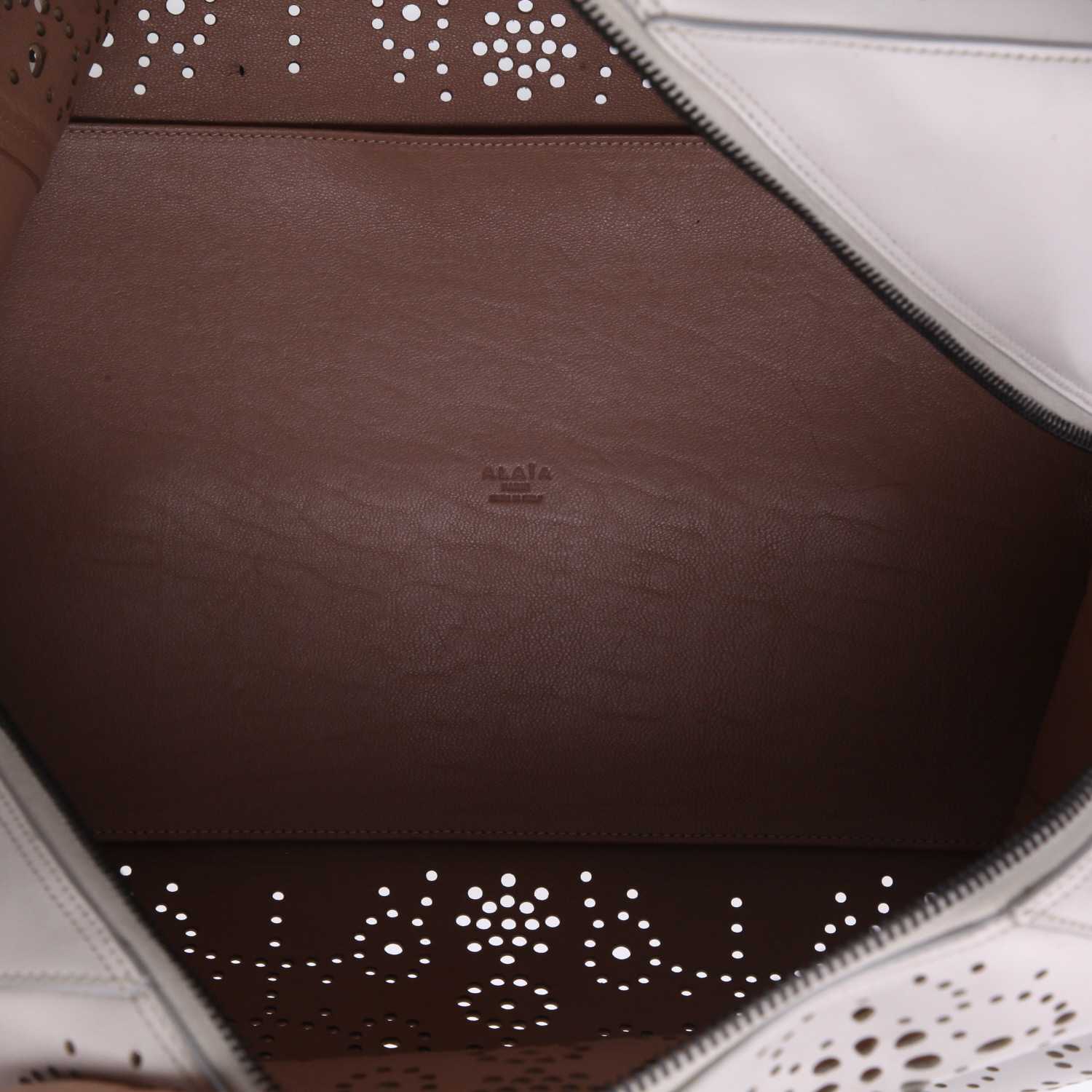 Alaïa   shopping bag  in white leather - Detail D3