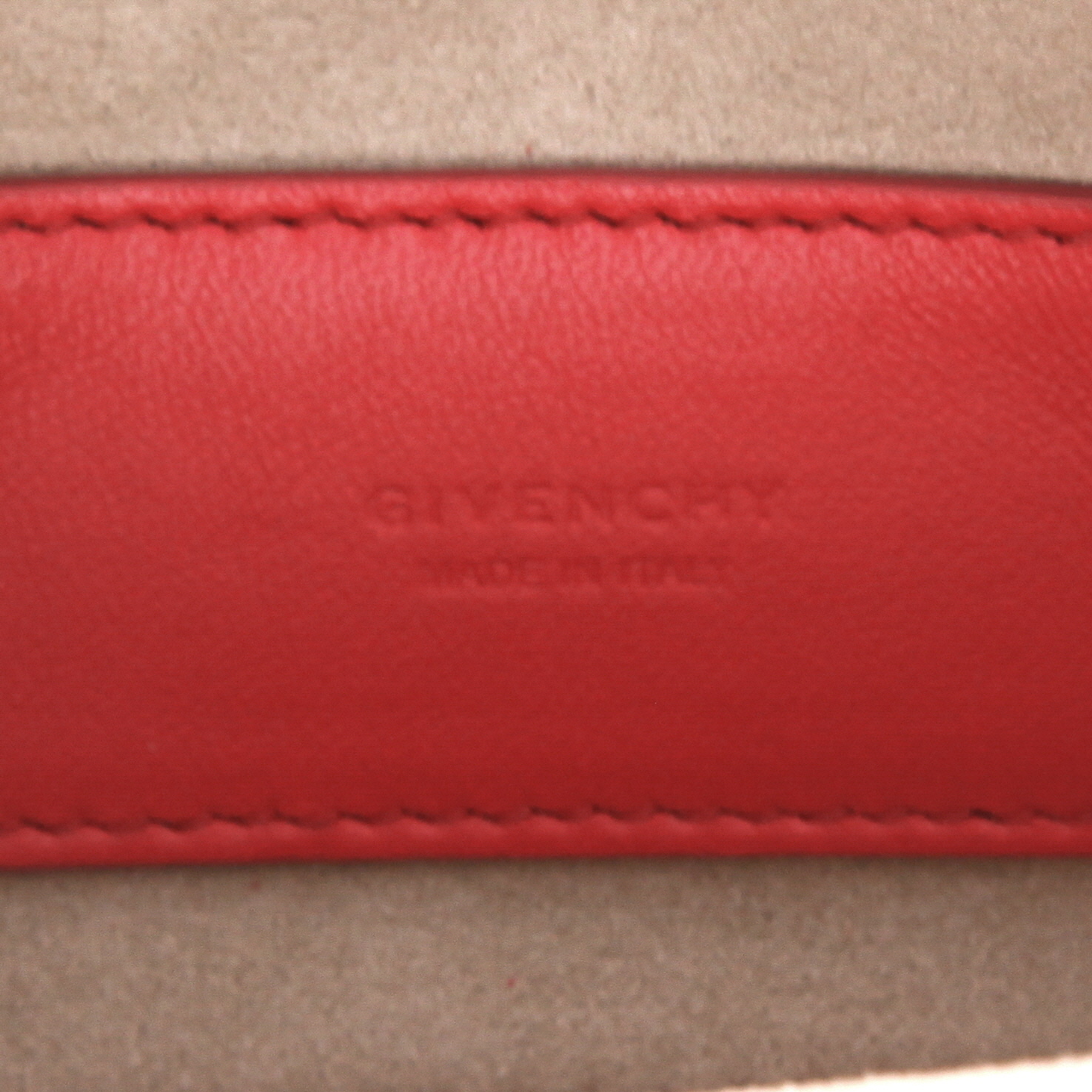 Bolso bandolera Givenchy  GV3 modelo pequeño  en cuero acolchado rojo - Detail D2