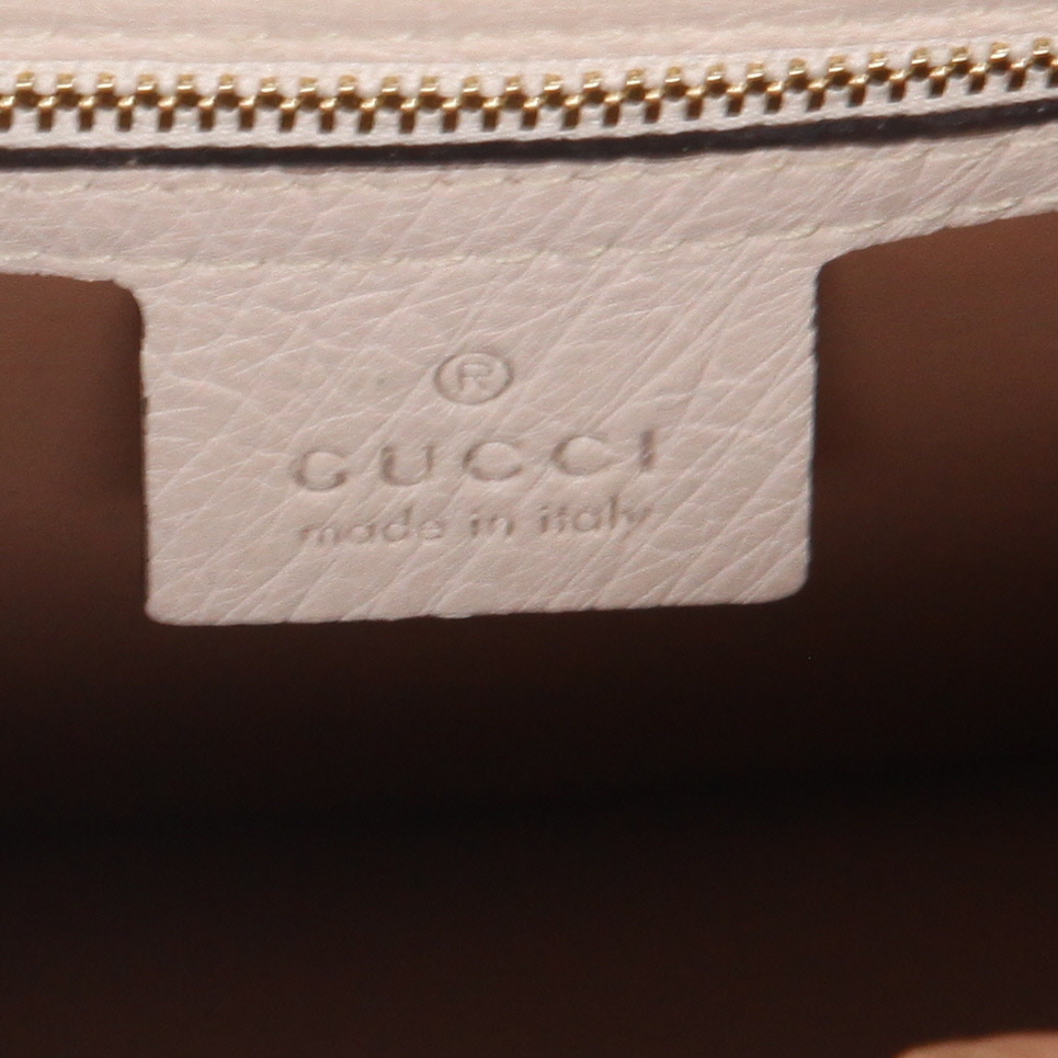Gucci  Sylvie handbag  in off-white ostrich leather - Detail D2