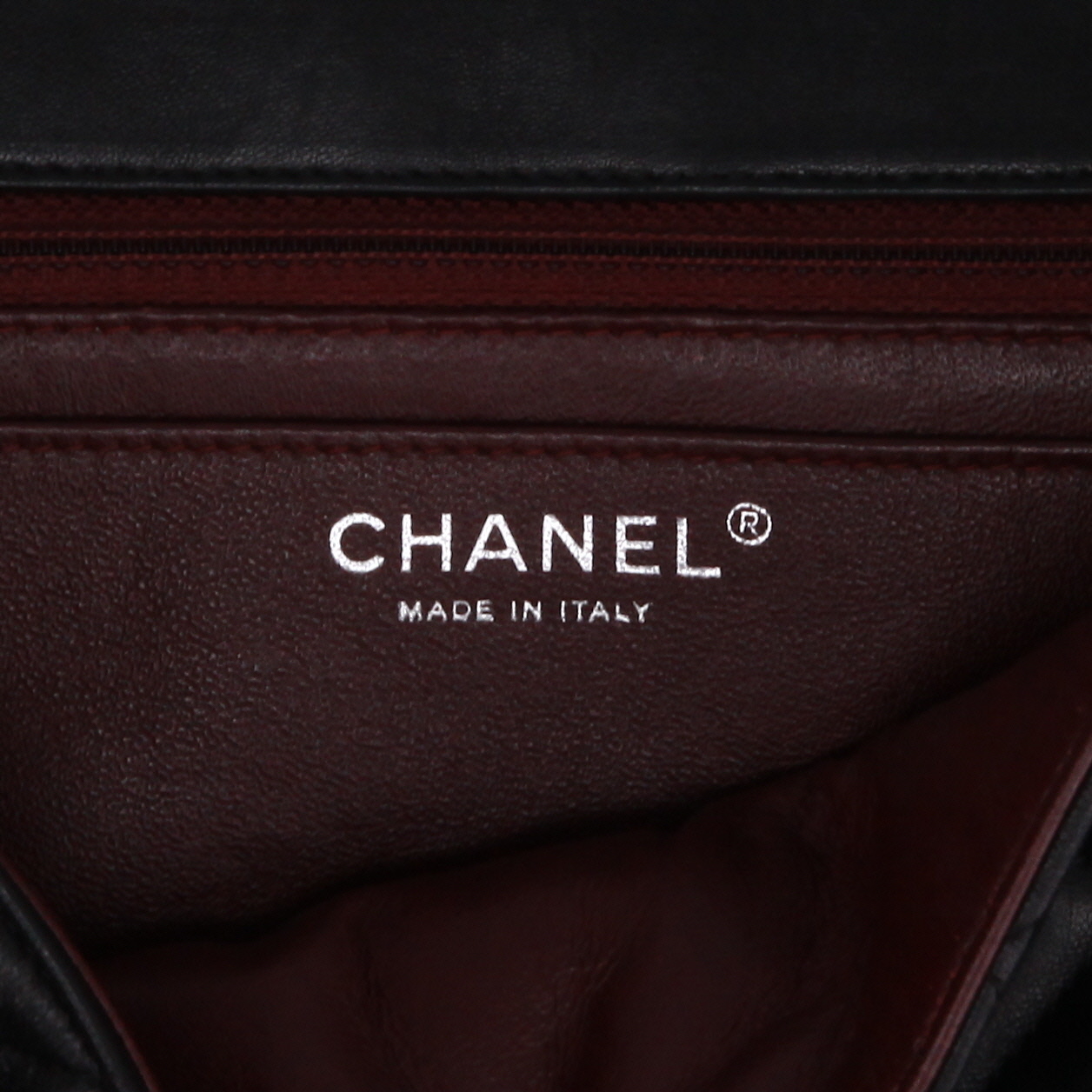 Chanel  Timeless Maxi Jumbo shoulder bag  in black quilted leather - Detail D2