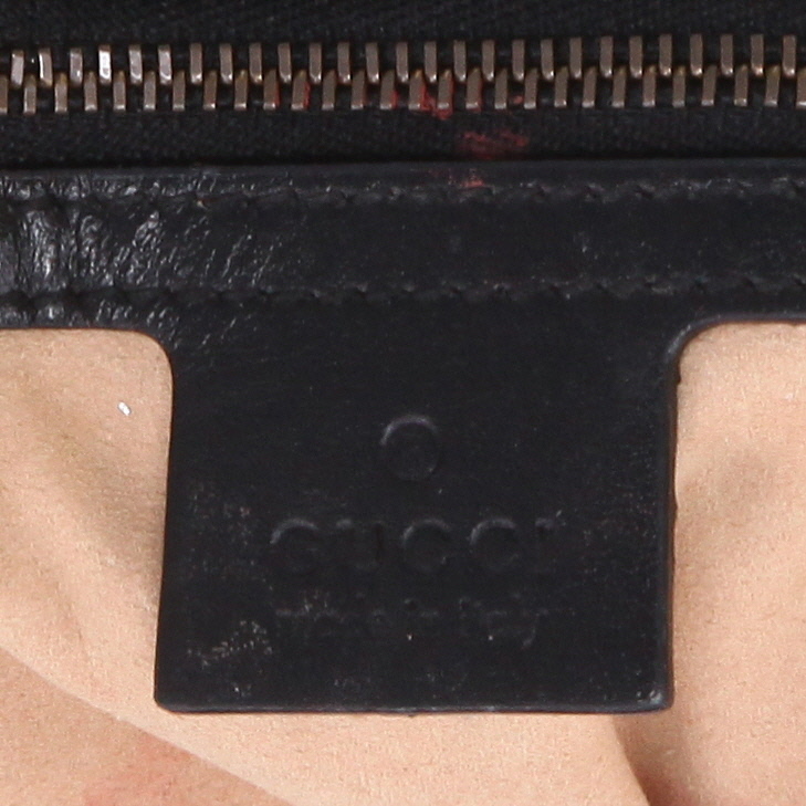 Bolso bandolera Gucci  GG Marmont en cuero acolchado negro - Detail D2