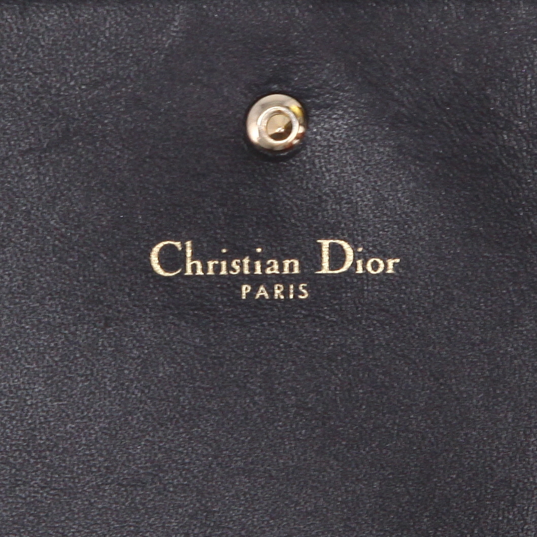 Sac bandoulière Dior  Diorama Wallet on Chain en cuir irisé gris - Detail D2
