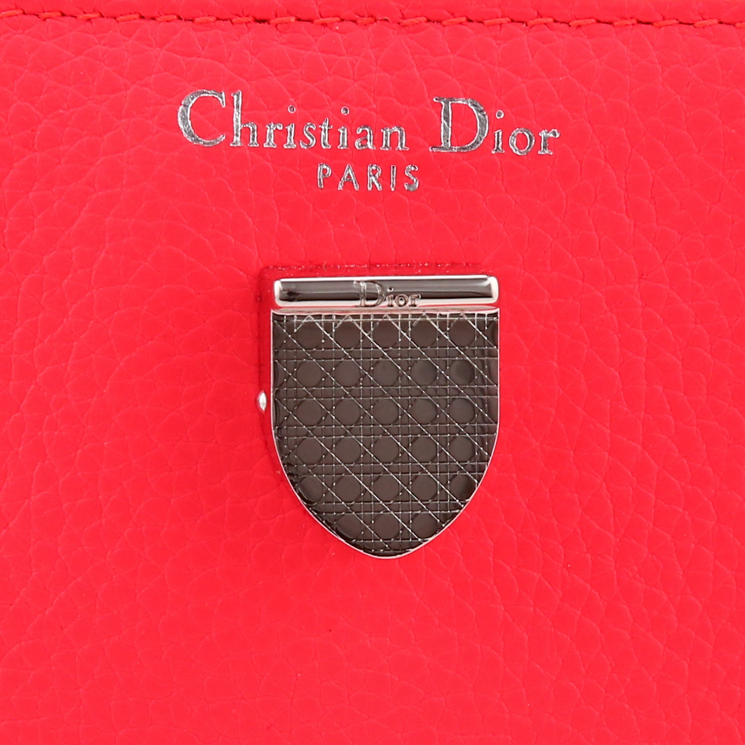 Bolso bandolera Dior  Diorever modelo pequeño  en cuero granulado rosa - Detail D2