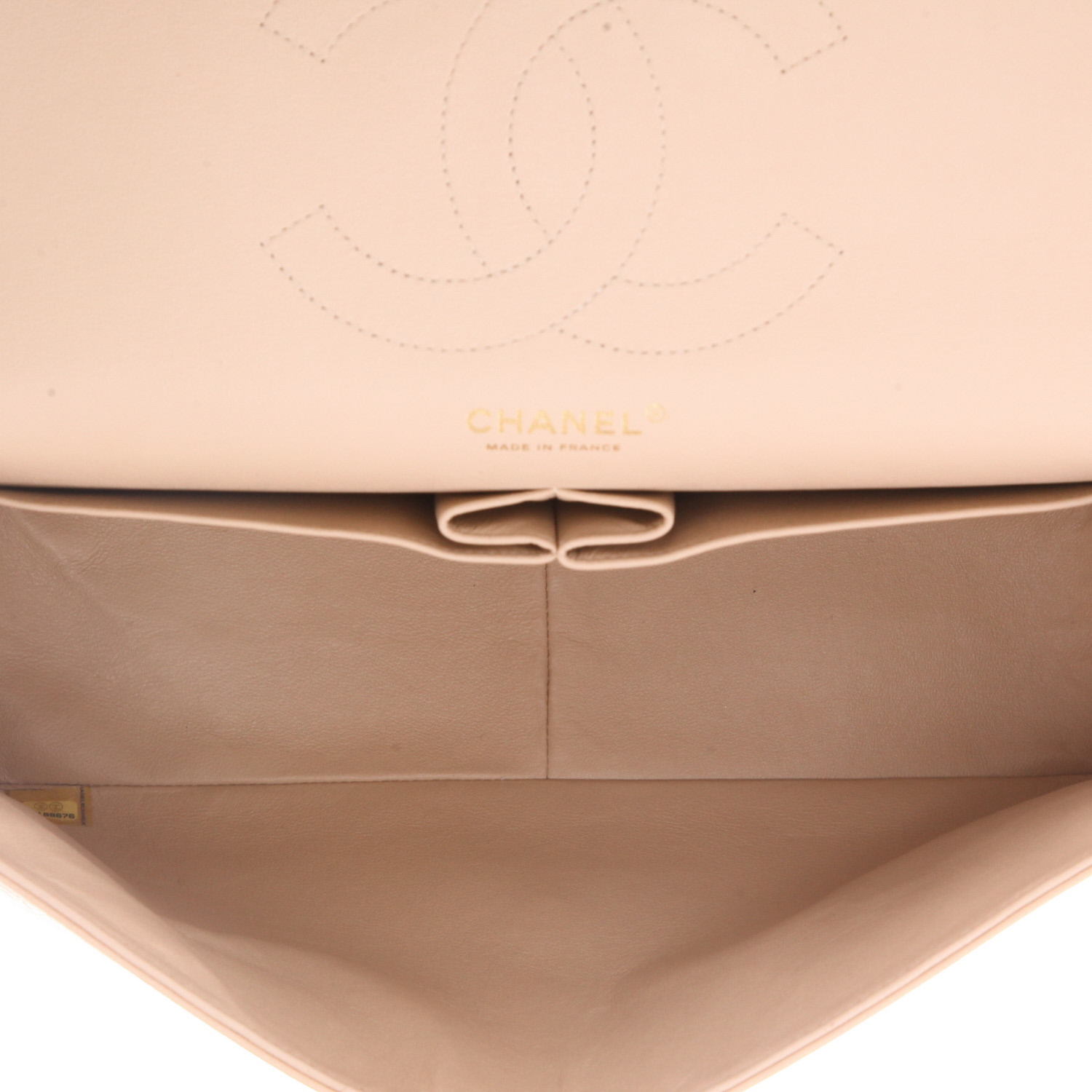 Chanel  Timeless Jumbo shoulder bag  in beige quilted grained leather - Detail D3