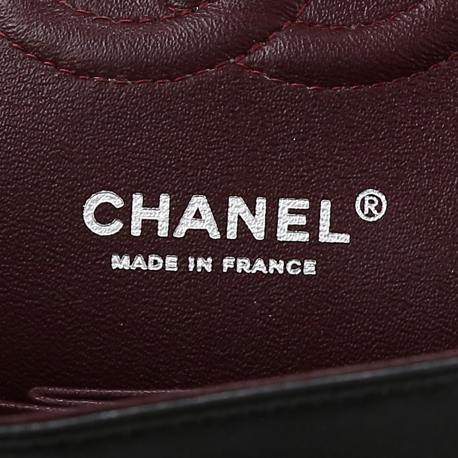 Bolso de mano Chanel  Timeless Classic en cuero acolchado negro - Detail D2