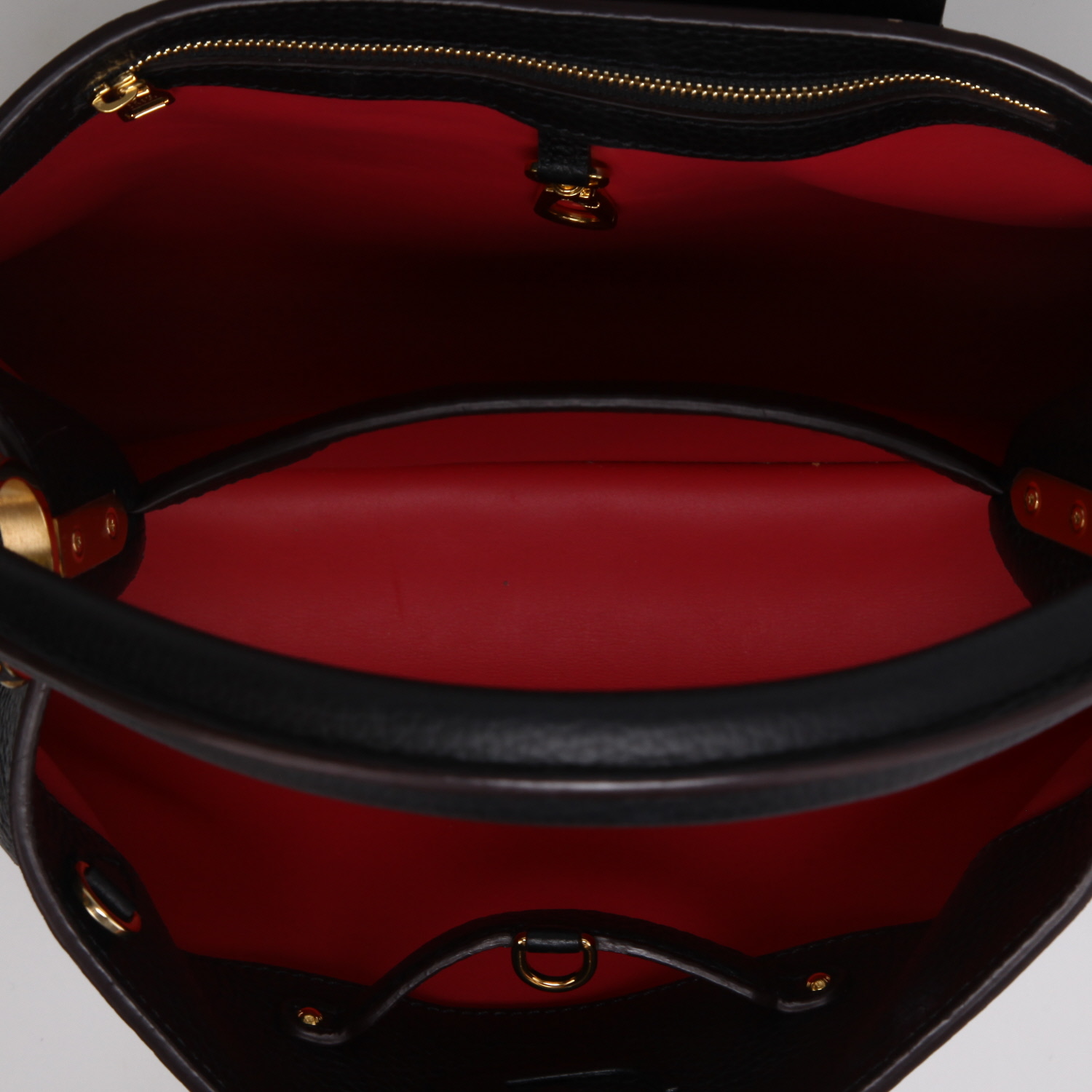 Borsa Louis Vuitton  Capucines in pelle martellata nera - Detail D2