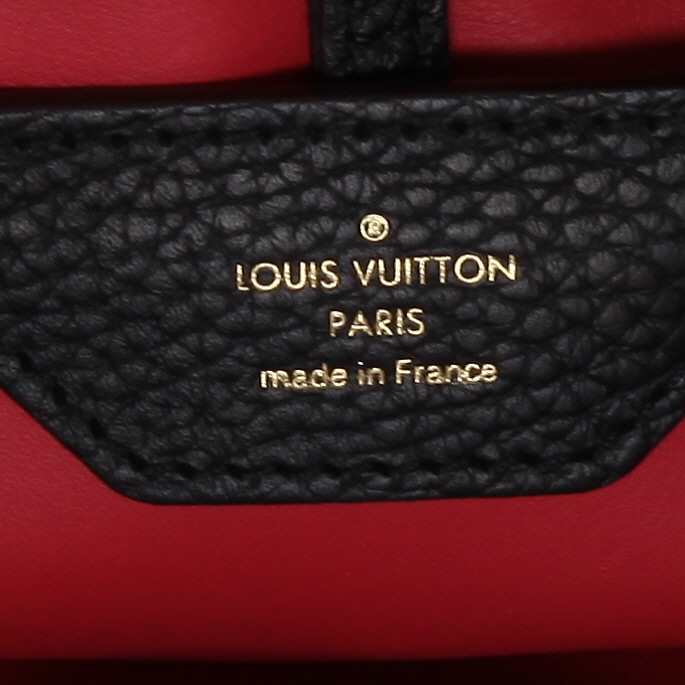 Louis Vuitton  Capucines handbag  in black grained leather - Detail D3