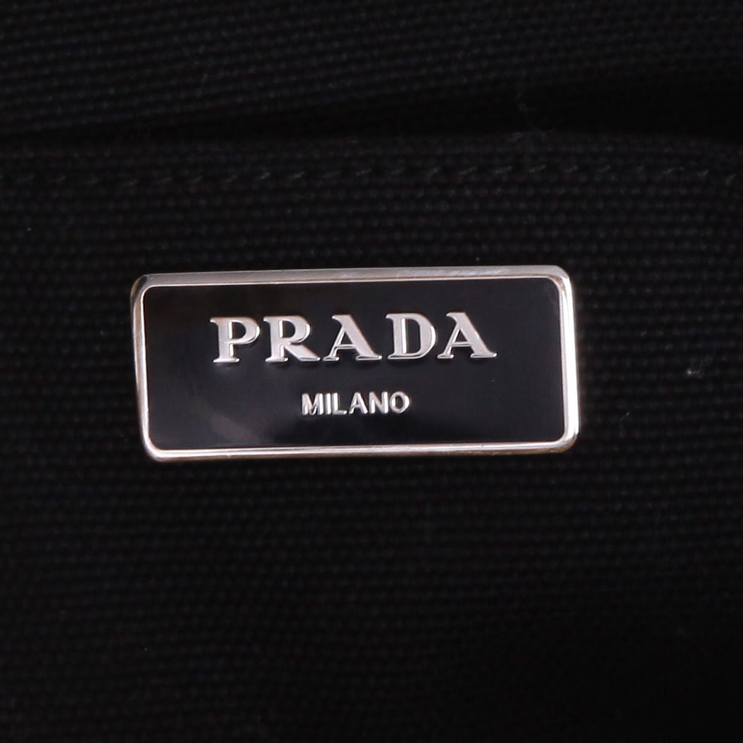Bolso de mano Prada   en raffia beige y negra - Detail D2