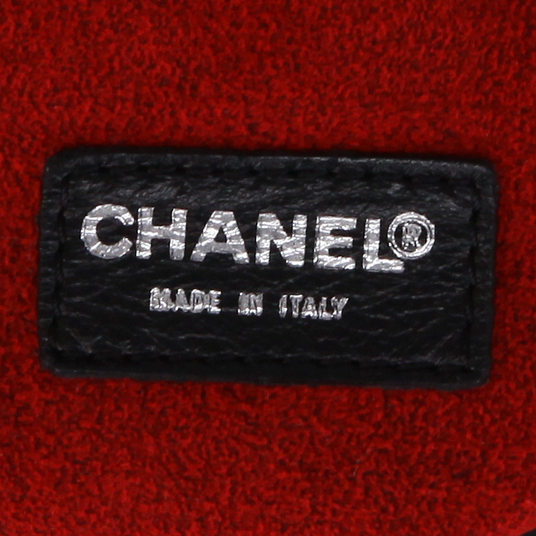 Sac de week end Chanel  Boston en cuir verni matelassé noir - Detail D2
