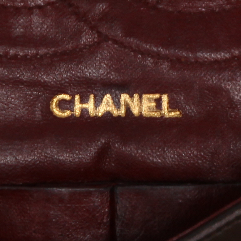 Chanel 2.55 handbag  in brown quilted leather - Detail D2