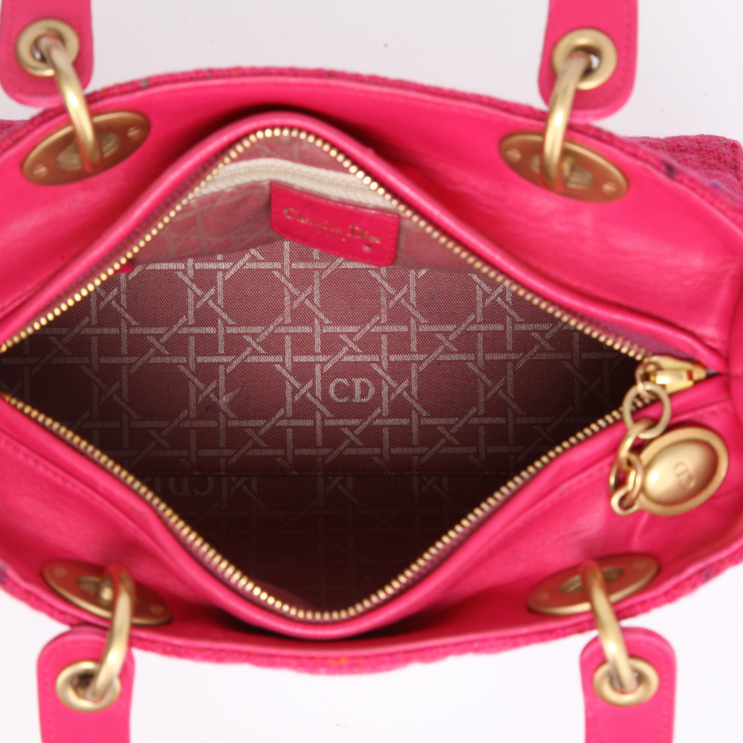 Bolso de mano Dior  Lady Dior modelo mediano  en tejido de lana rosa fucsia y cuero rosa - Detail D3