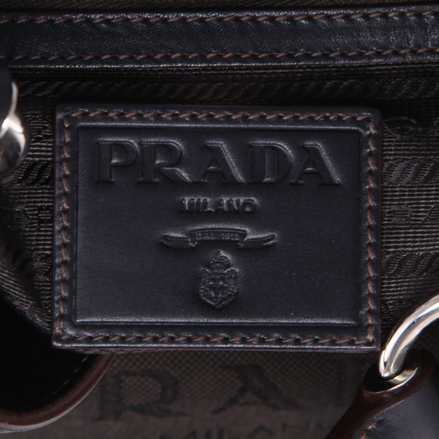 Bolso de mano Prada   en lona marrón y cuero negro - Detail D2