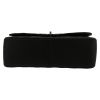Bolso de mano Chanel  Timeless Jumbo en cuero granulado acolchado negro - Detail D1 thumbnail