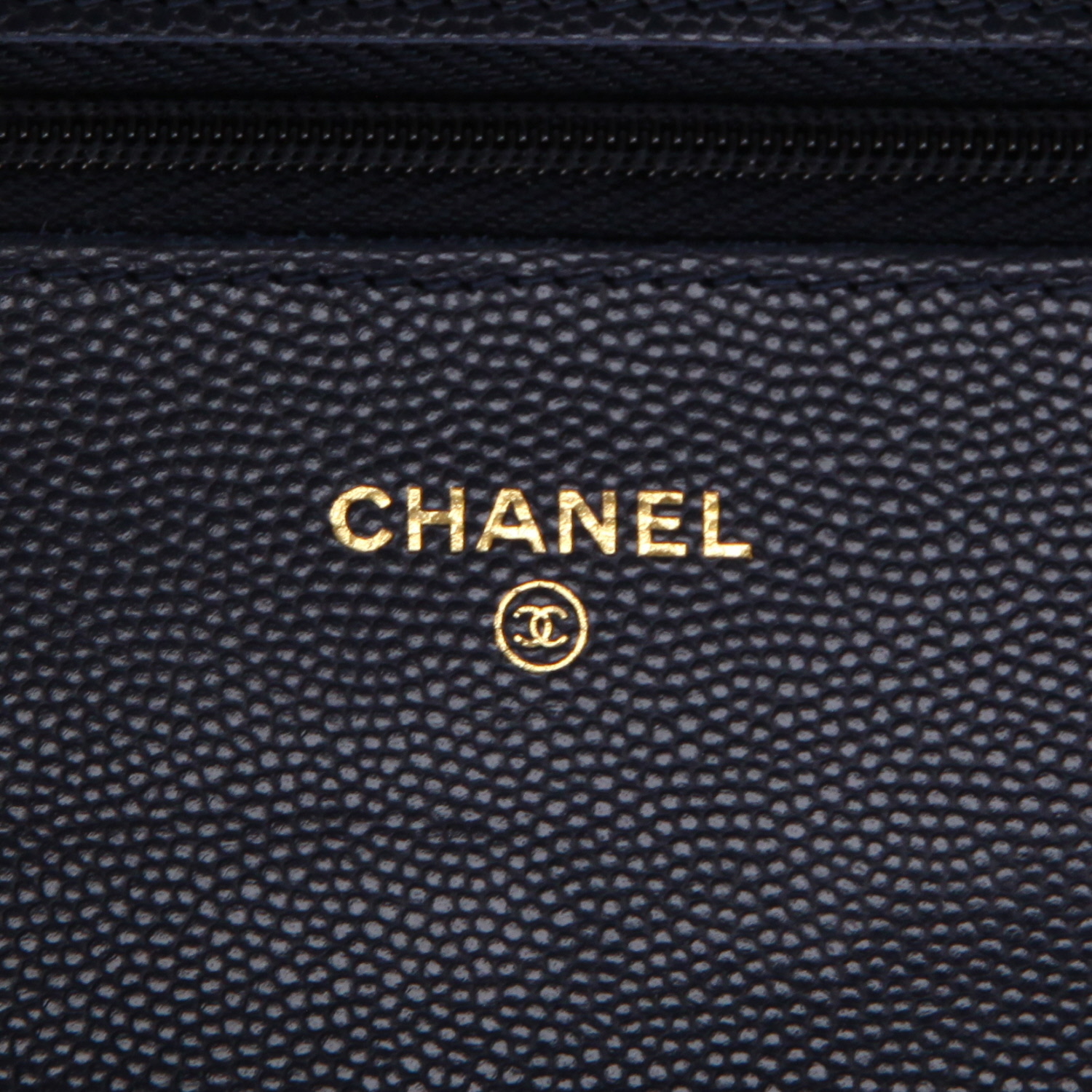 Sac bandoulière Chanel  Wallet on Chain en cuir grainé matelassé bleu-marine - Detail D2