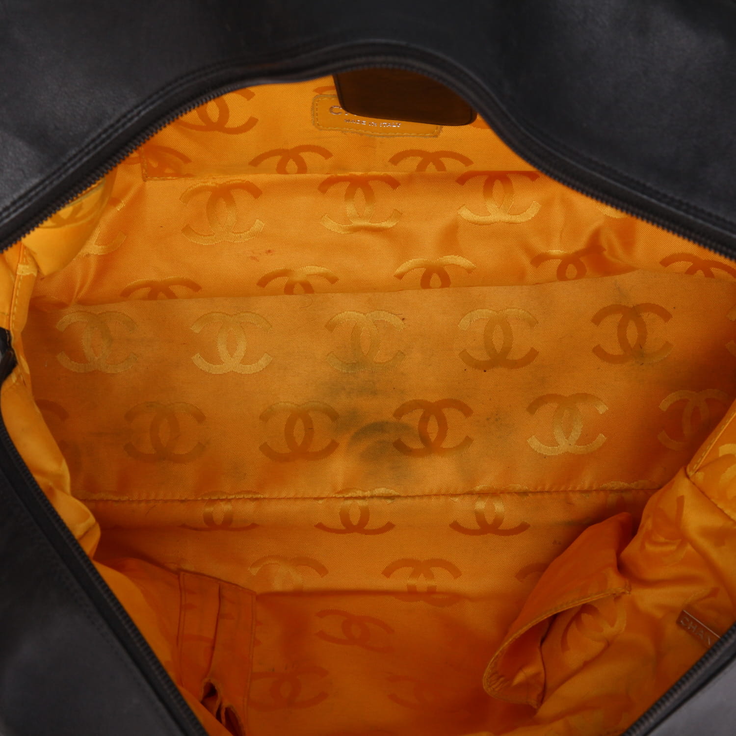 Sac cabas Chanel  Cambon en cuir matelassé noir et blanc - Detail D3