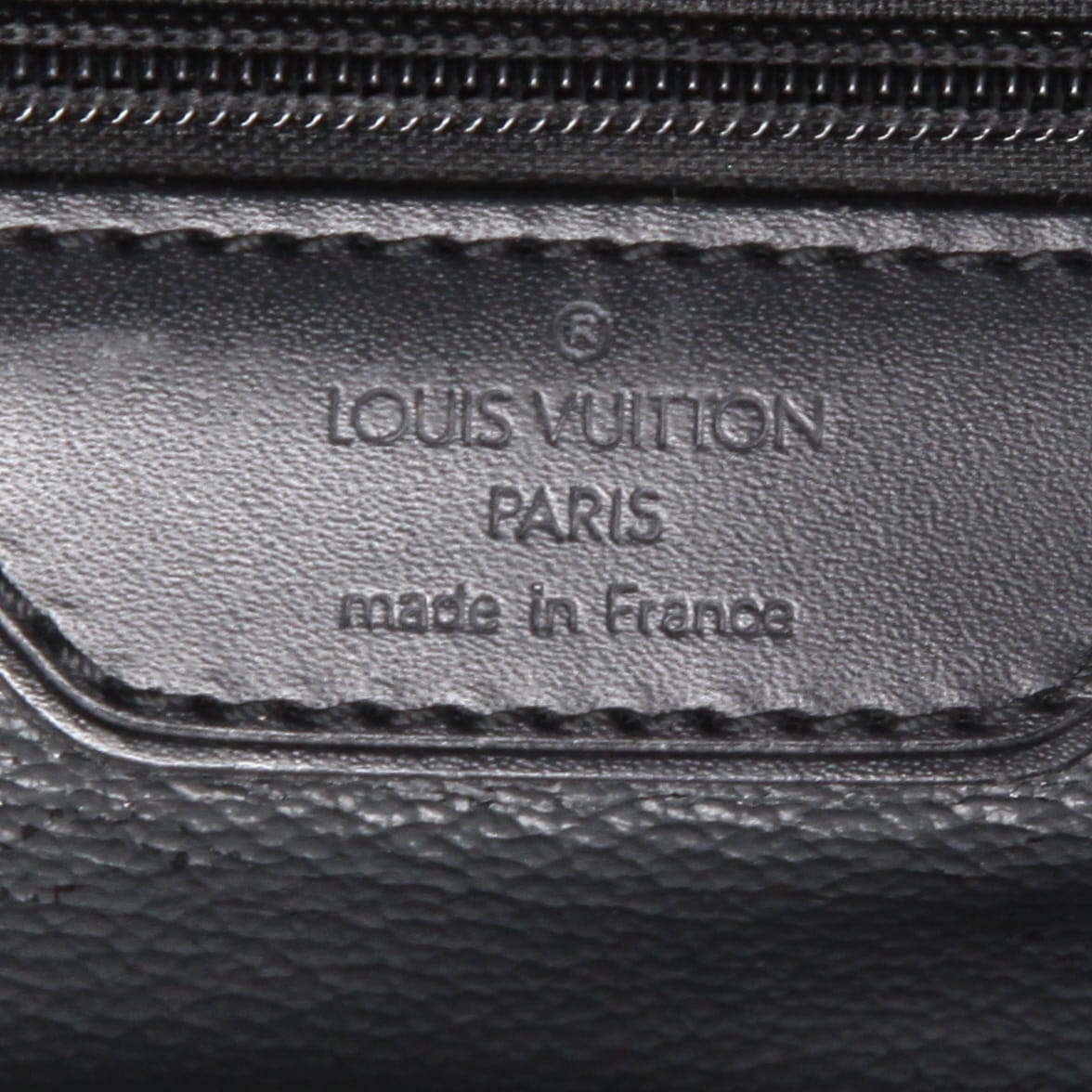 Bolso de mano Louis Vuitton  Sac Plat en cuero Epi negro - Detail D2