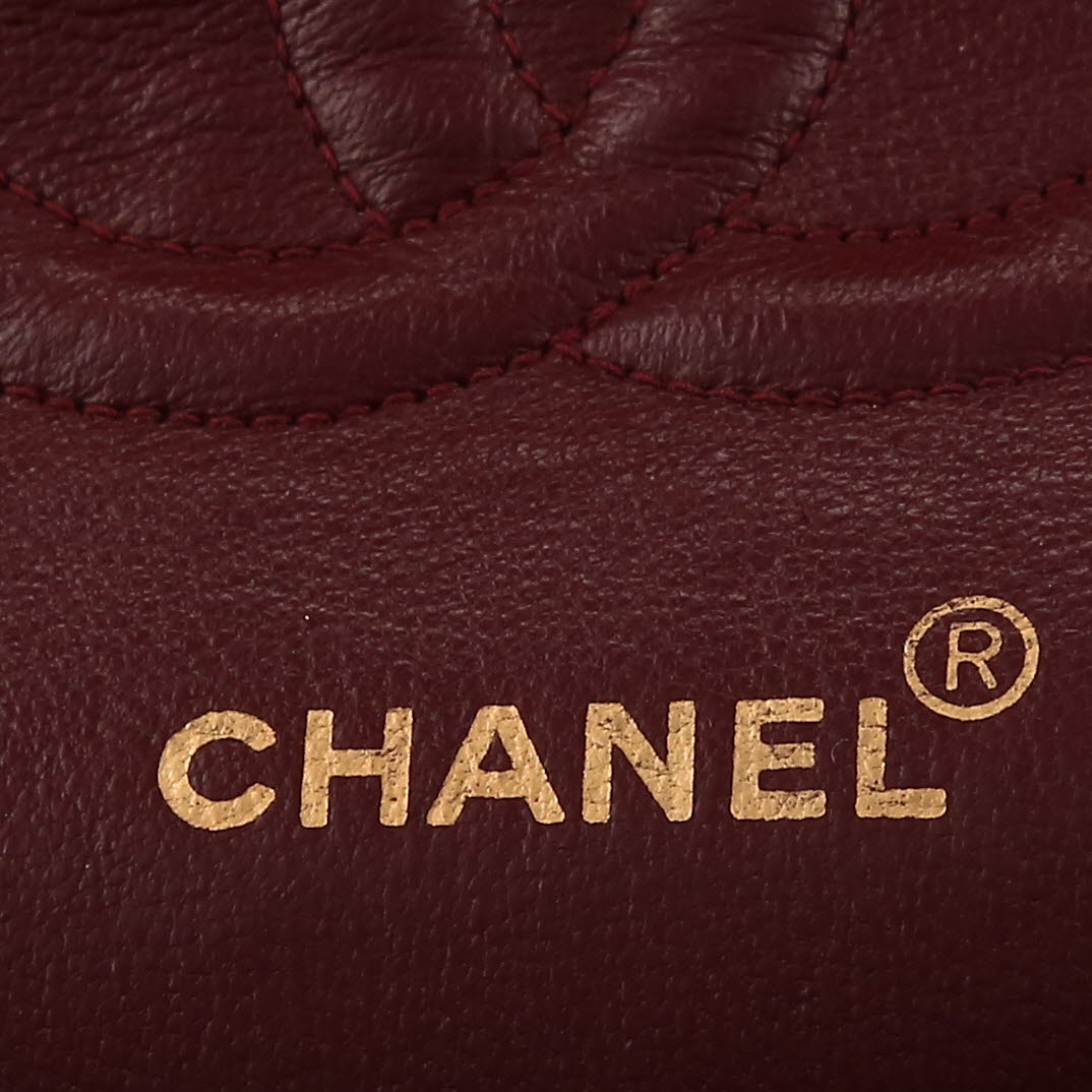 Bolso de mano Chanel  Timeless Classic en cuero liso negro - Detail D2