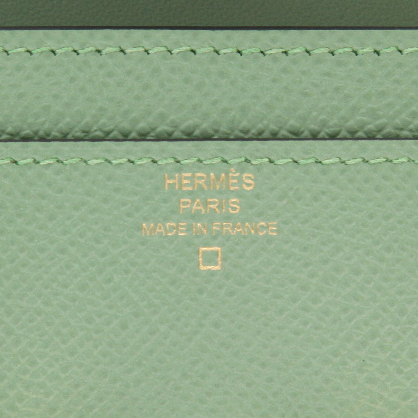 Hermès  Constance Long To Go shoulder bag  in Vert Criquet epsom leather - Detail D2