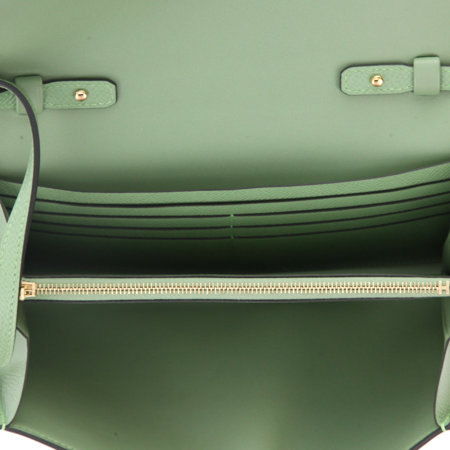 Hermès  Constance Long To Go shoulder bag  in Vert Criquet epsom leather - Detail D3