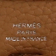 Bolso bandolera Hermès  Mini Evelyne en cuero taurillon clémence Chai - Detail D2