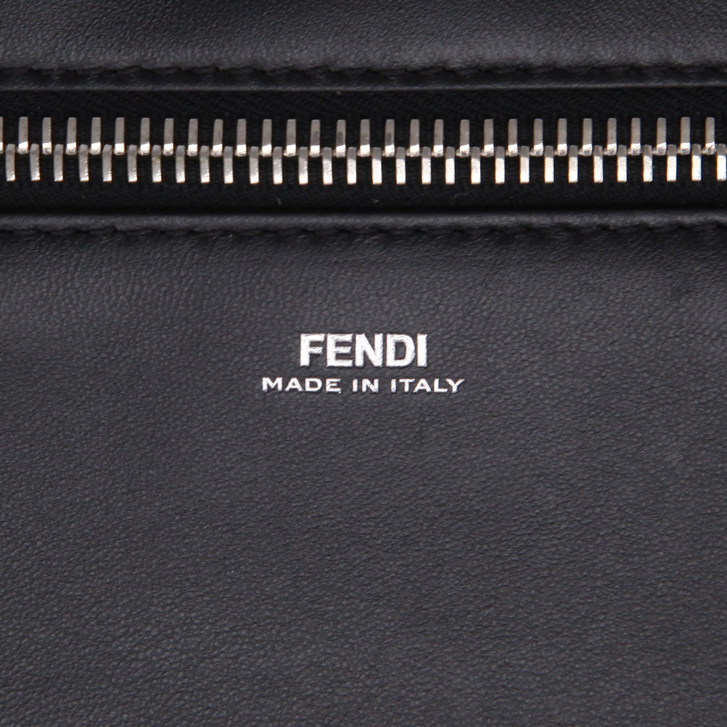 Bolso para llevar al hombro o en la mano Fendi  Dotcom en cuero negro - Detail D2
