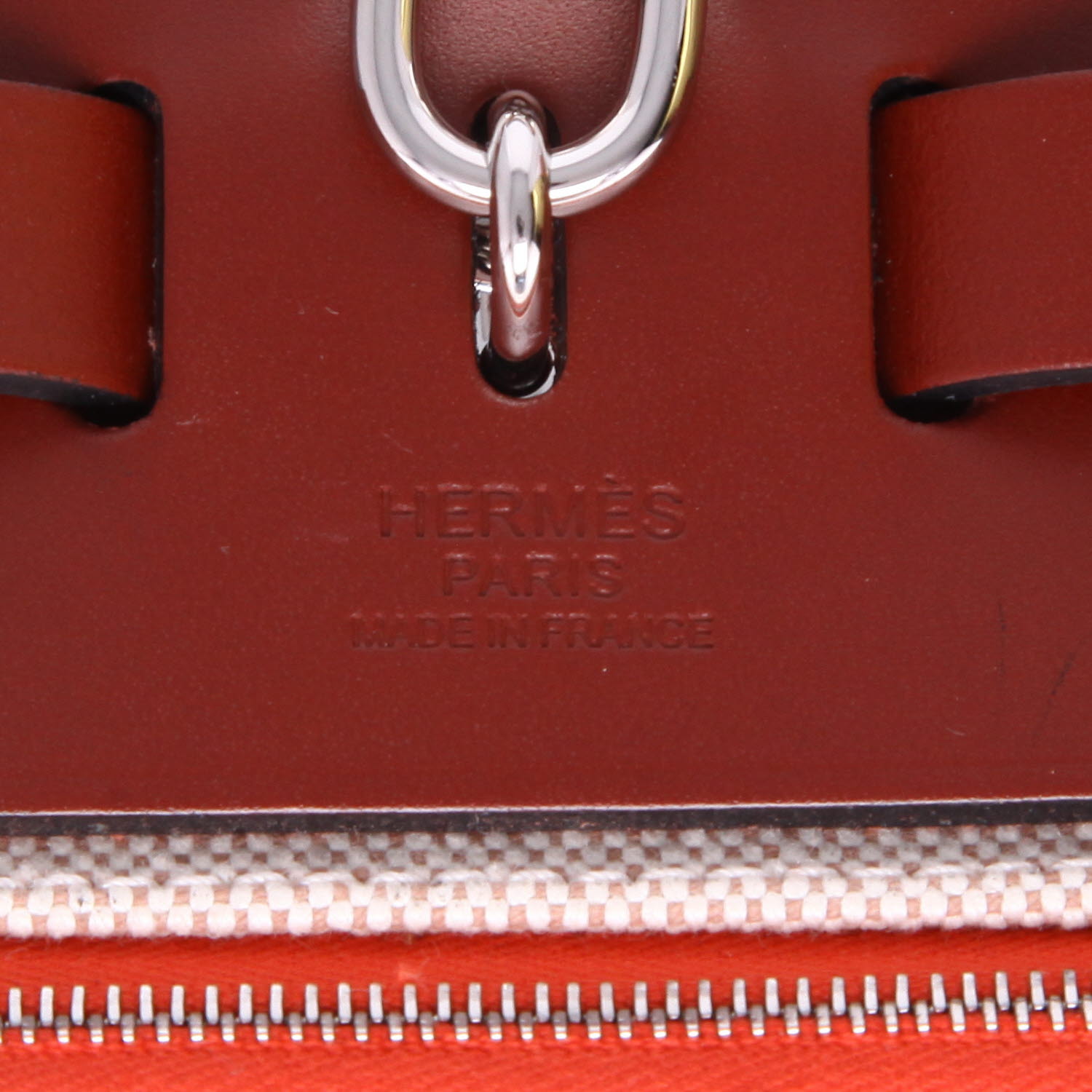 Bolso para llevar al hombro o en la mano Hermès  Herbag en lona revestida roja y cuero marrón - Detail D2