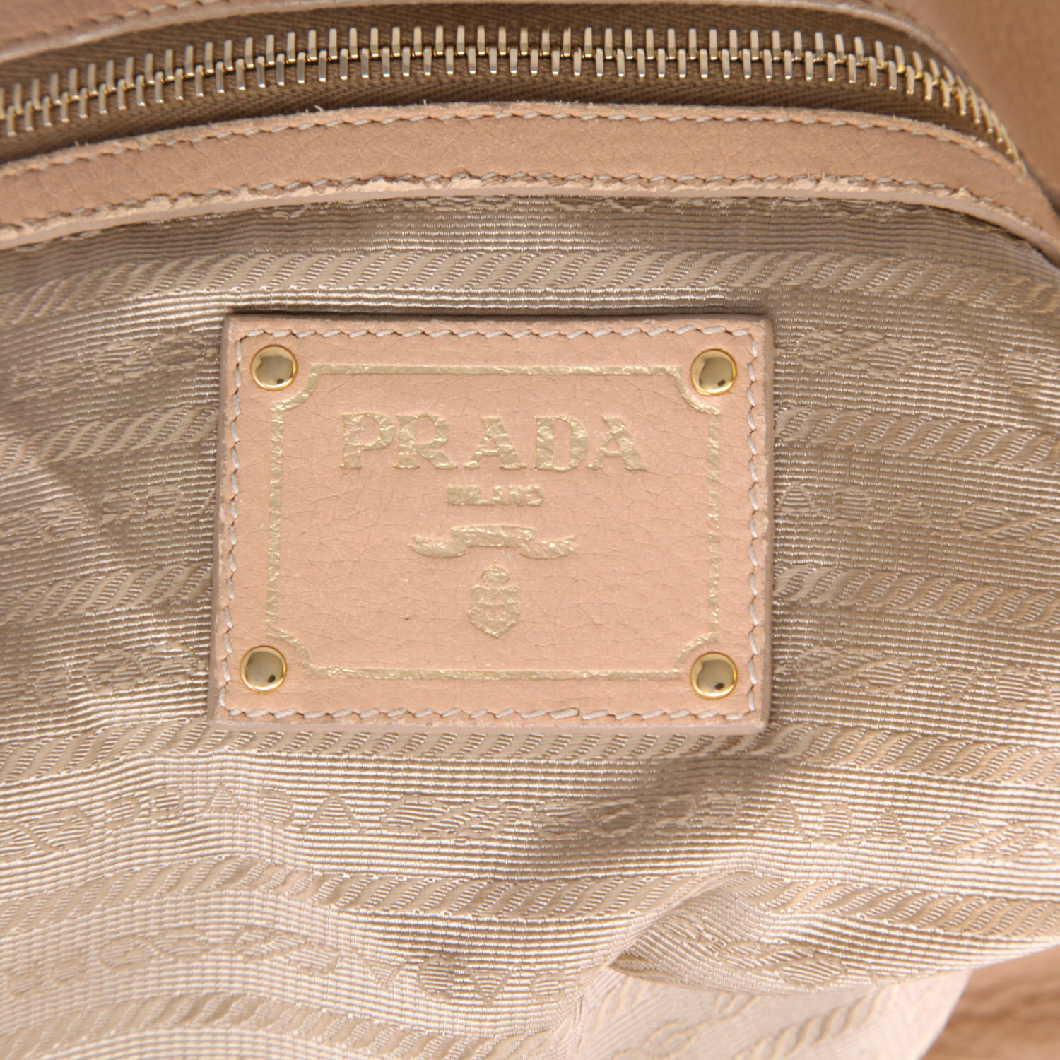 Prada   handbag  in beige grained leather - Detail D2