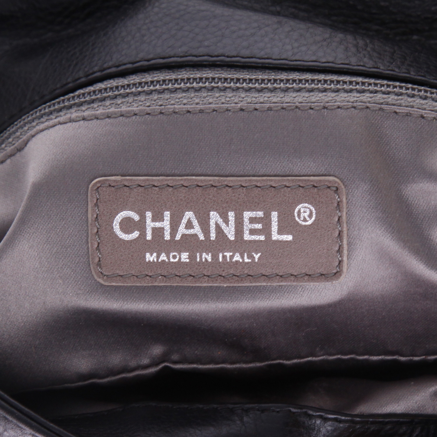 Chanel  Chanel 2.55 Baguette handbag  in black leather - Detail D2