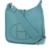 Bolso bandolera Hermès  Evelyne III en cuero togo azul - 00pp thumbnail