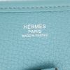 Bolso bandolera Hermès  Evelyne III en cuero togo azul - Detail D2 thumbnail