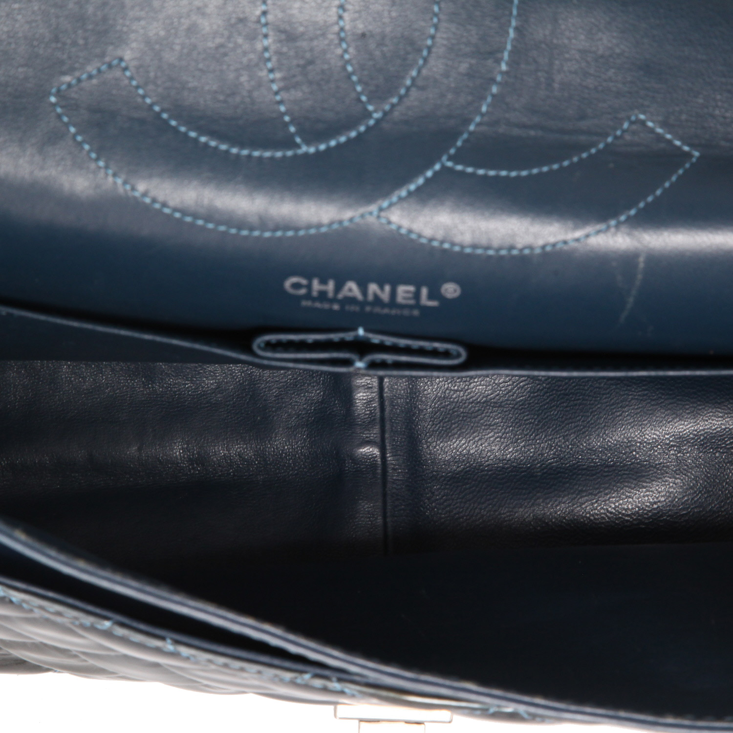 Chanel 2.55 en cuir verni matelassé vert - Detail D3