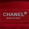 Bolso de mano Chanel  Timeless en cuero acolchado color frambuesa - Detail D2 thumbnail
