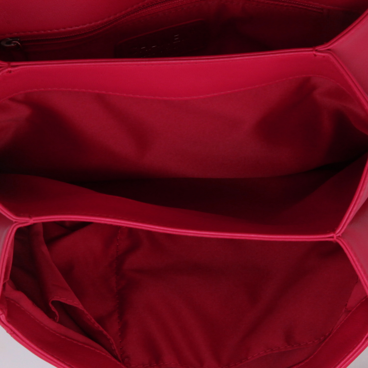 Bolso de mano Chanel  Timeless en cuero acolchado color frambuesa - Detail D3