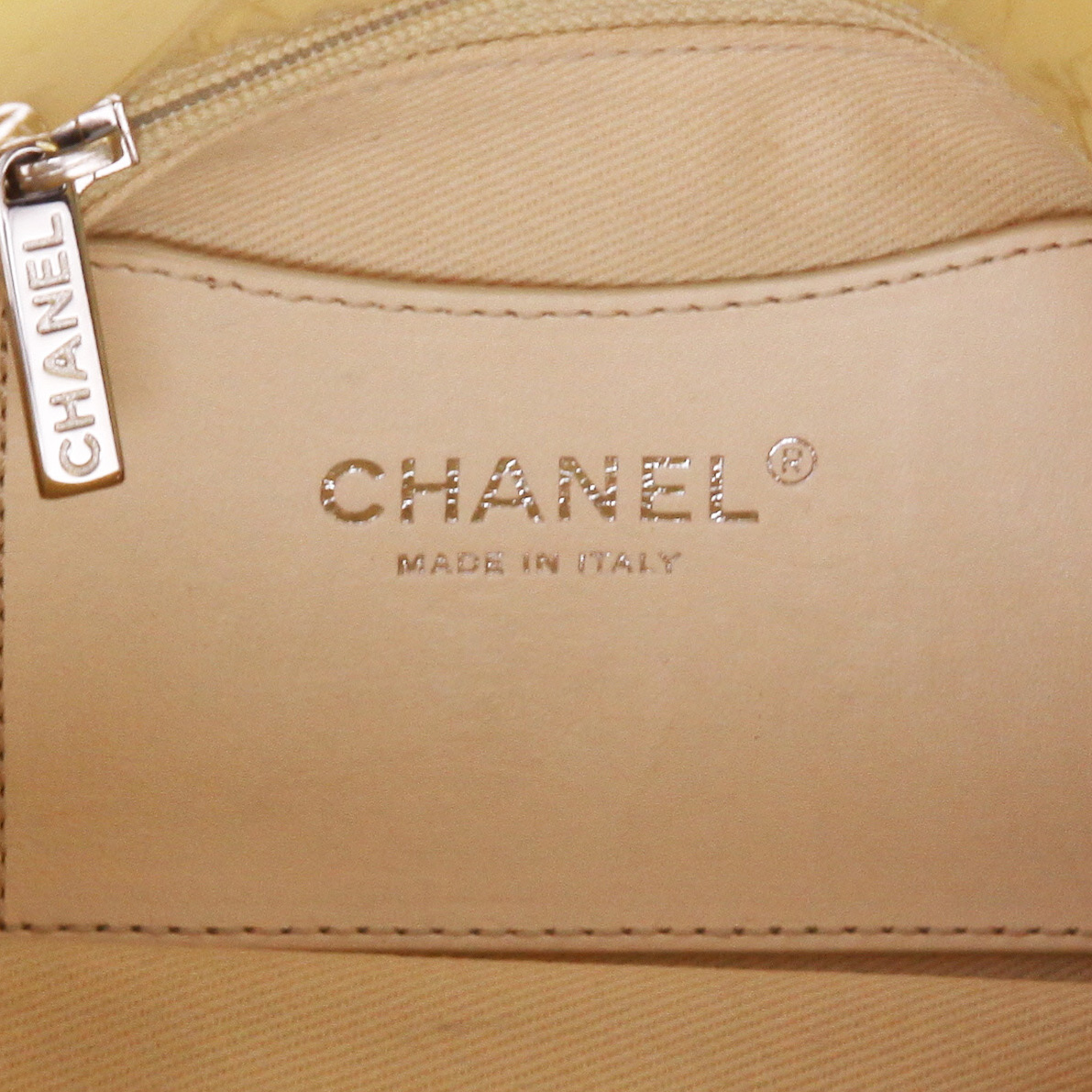 Sac porté épaule ou main Chanel  Mademoiselle en cuir verni matelassé jaune - Detail D2