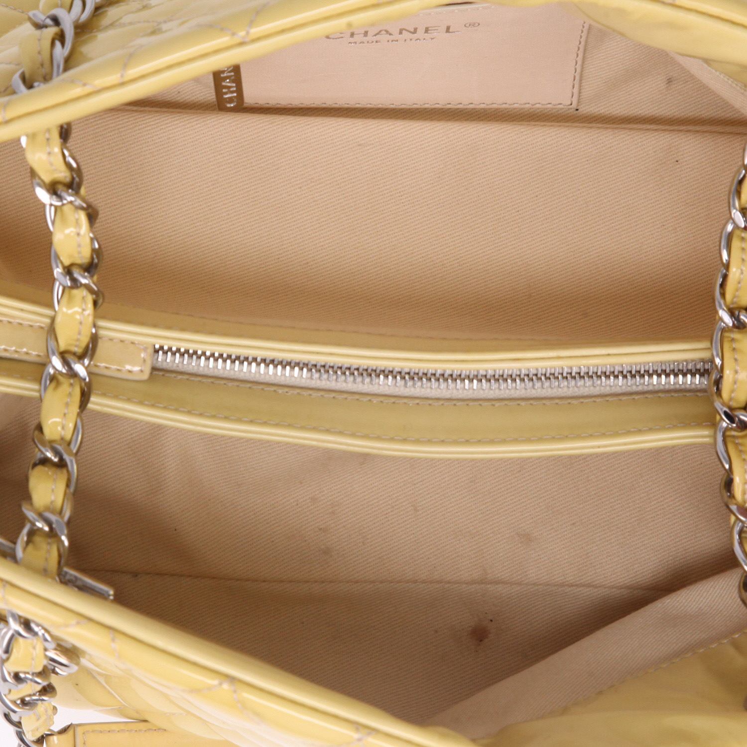 Borsa da spalla o a mano Chanel  Mademoiselle in pelle verniciata e foderata gialla - Detail D3