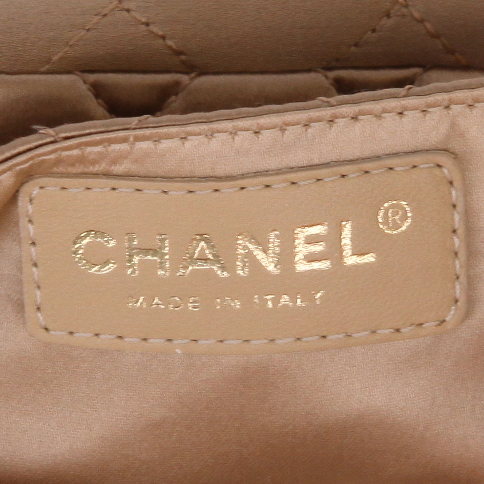Chanel  Baguette handbag  in beige satin - Detail D2