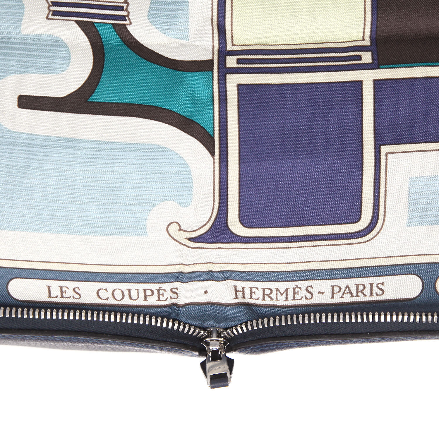 Sac cabas Hermès  Silky Pop - Shop Bag en toile imprimée blanche et cuir togo bleu - Detail D2