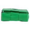 Bolso bandolera Bottega Veneta  Cassette en cuero intrecciato verde - Detail D1 thumbnail