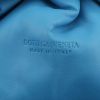 Bottega Veneta  The Pouch handbag/clutch  in blue intrecciato leather - Detail D2 thumbnail