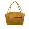 Sac à main Bottega Veneta  Arco 33 en cuir intrecciato jaune-moutarde - 360 thumbnail