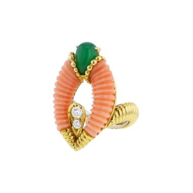Vintage  ring in yellow gold, coral and chrysopraseand in diamonds