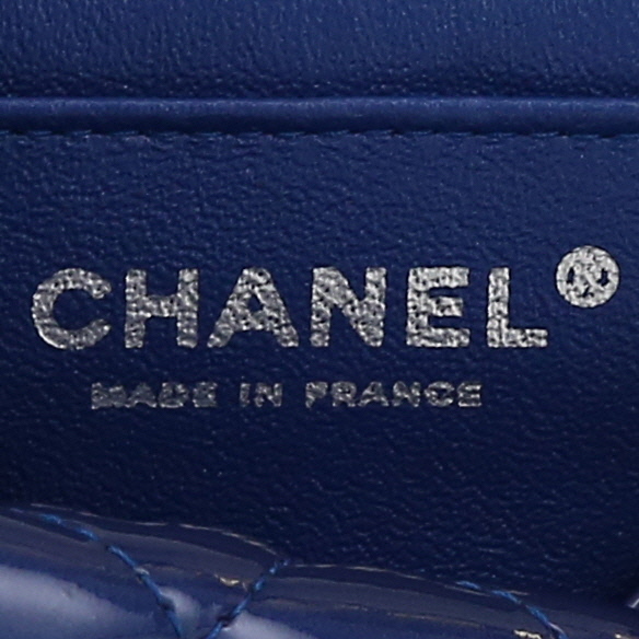 Bolso de mano Chanel  Mini Carré en charol acolchado azul - Detail D2