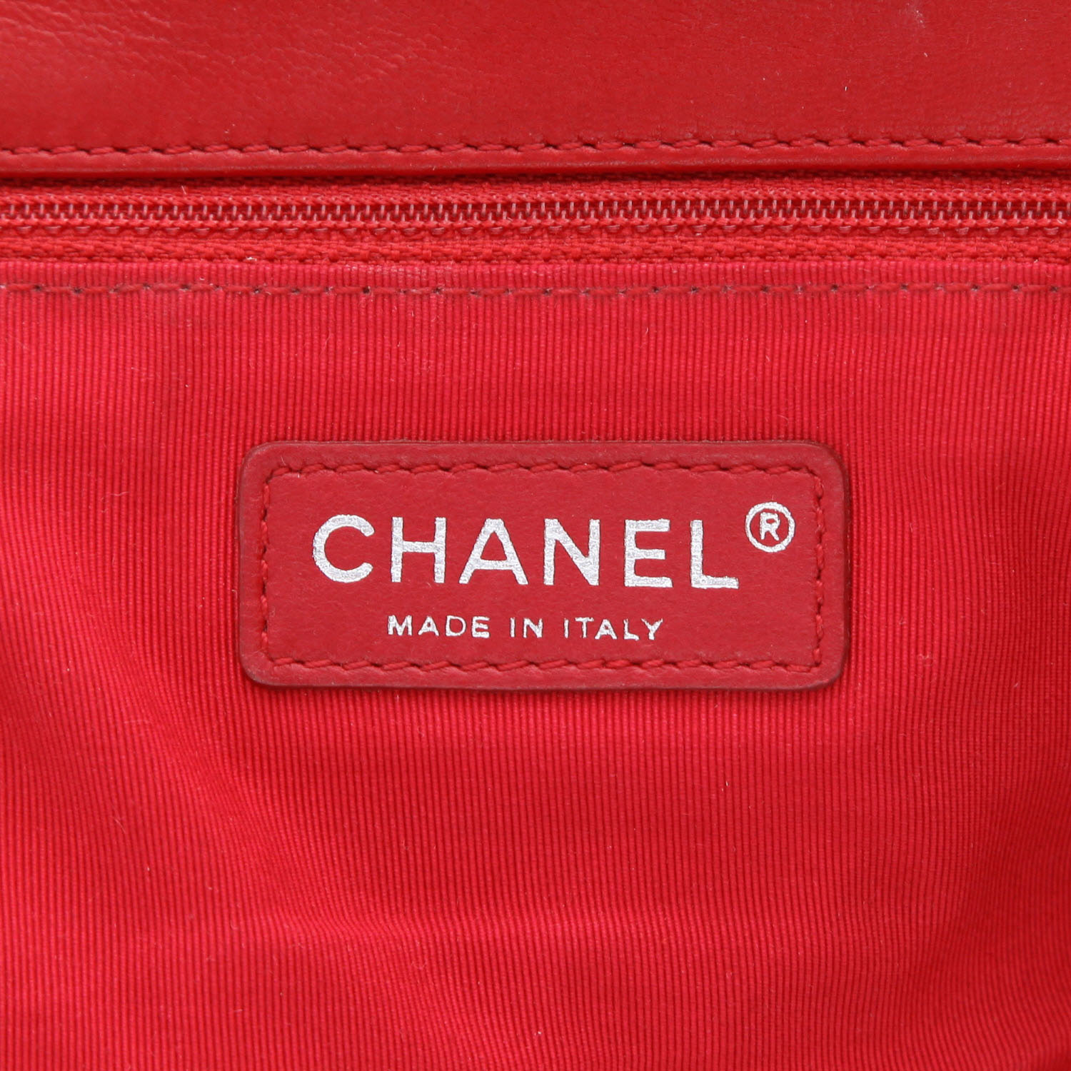 Chanel  Editions Limitées shoulder bag  in red patent leather - Detail D2