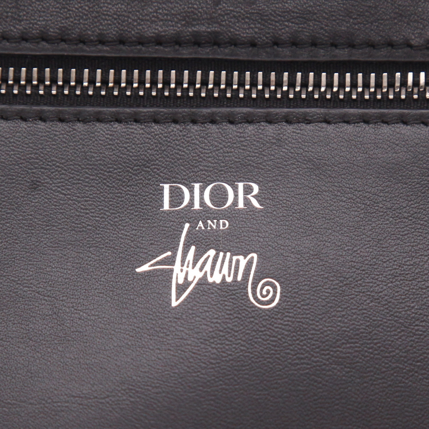 Sac cabas Dior D-Dior Editions Limitées Stüssy 2020 en cuir noir - Detail D2