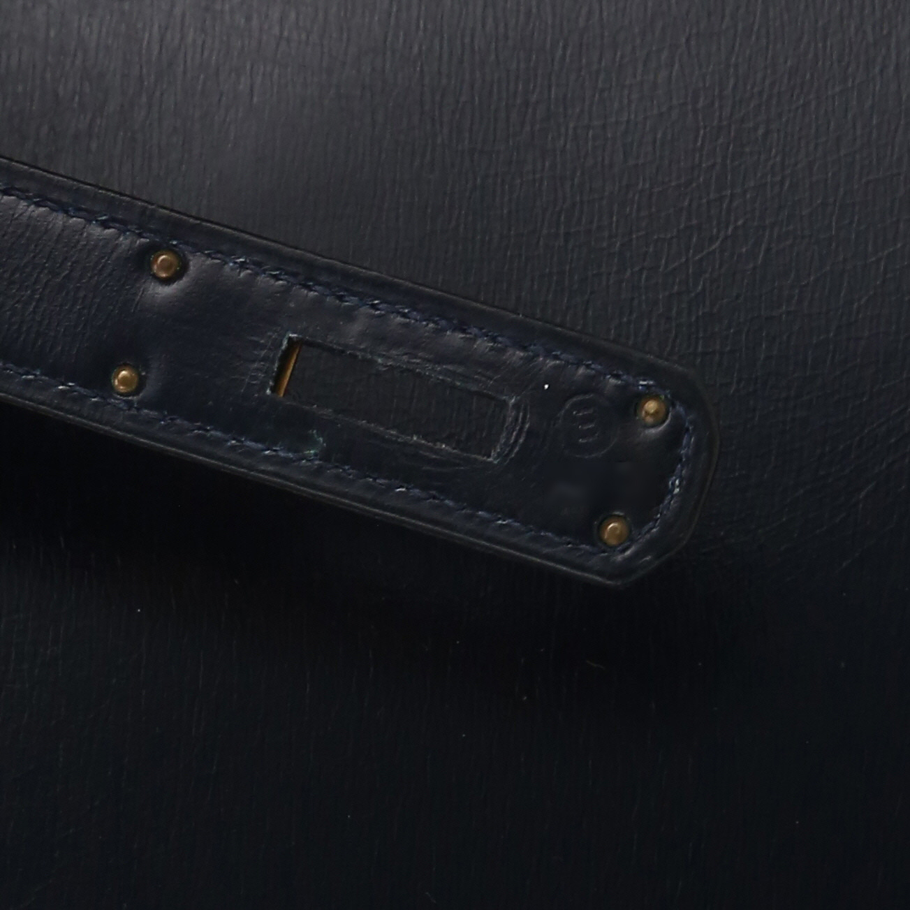 Hermès  Kelly 28 cm handbag  in navy blue box leather - Detail D4