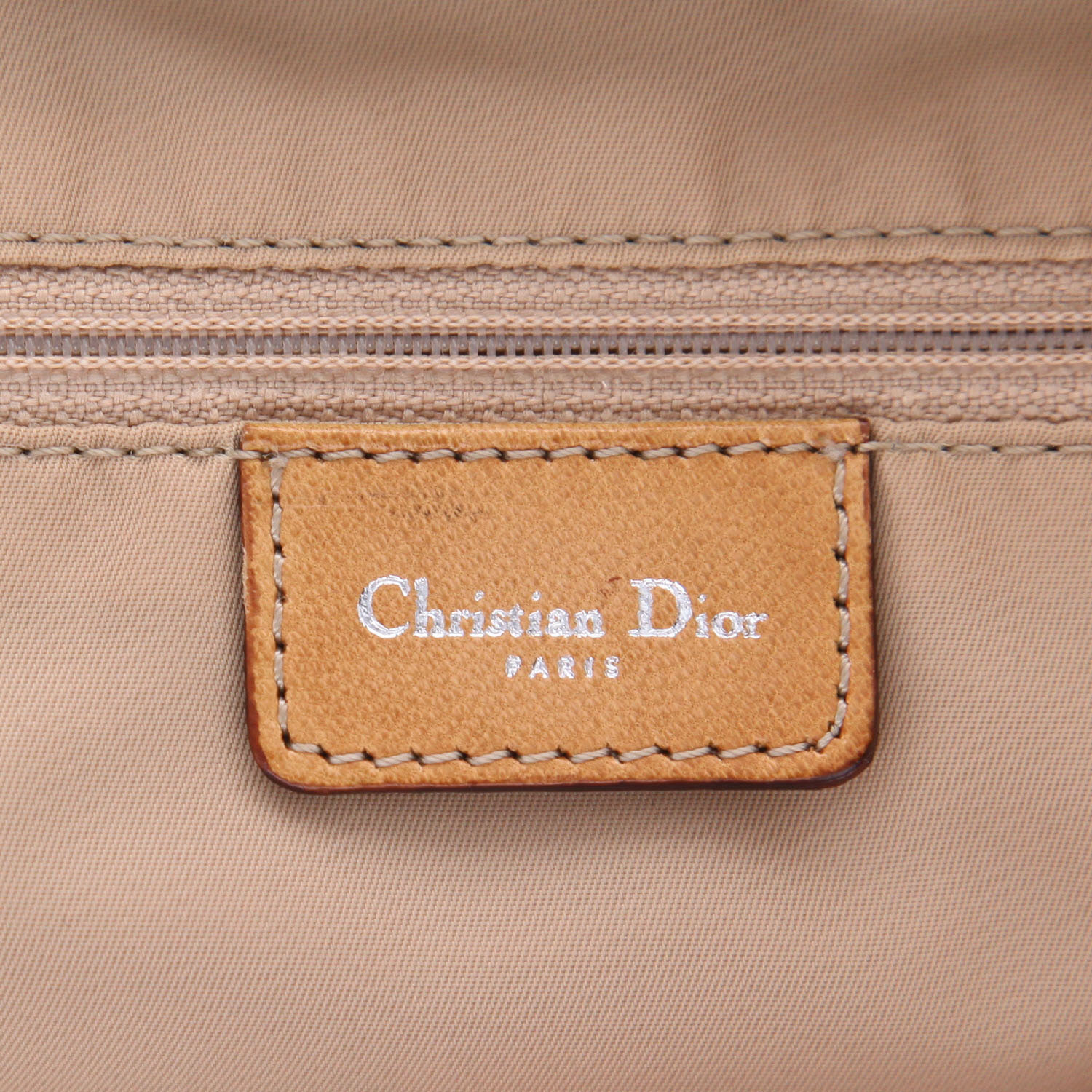 Sac cabas Dior   en toile siglée beige et marron et cuir naturel - Detail D2